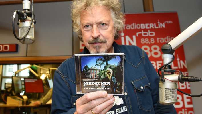Wolfgang Niedecken mit seiner neuen CD "Das Familienalbum - Reinrassije Strooßekööter"; Foto: radioBERLIN/Peter Rauh